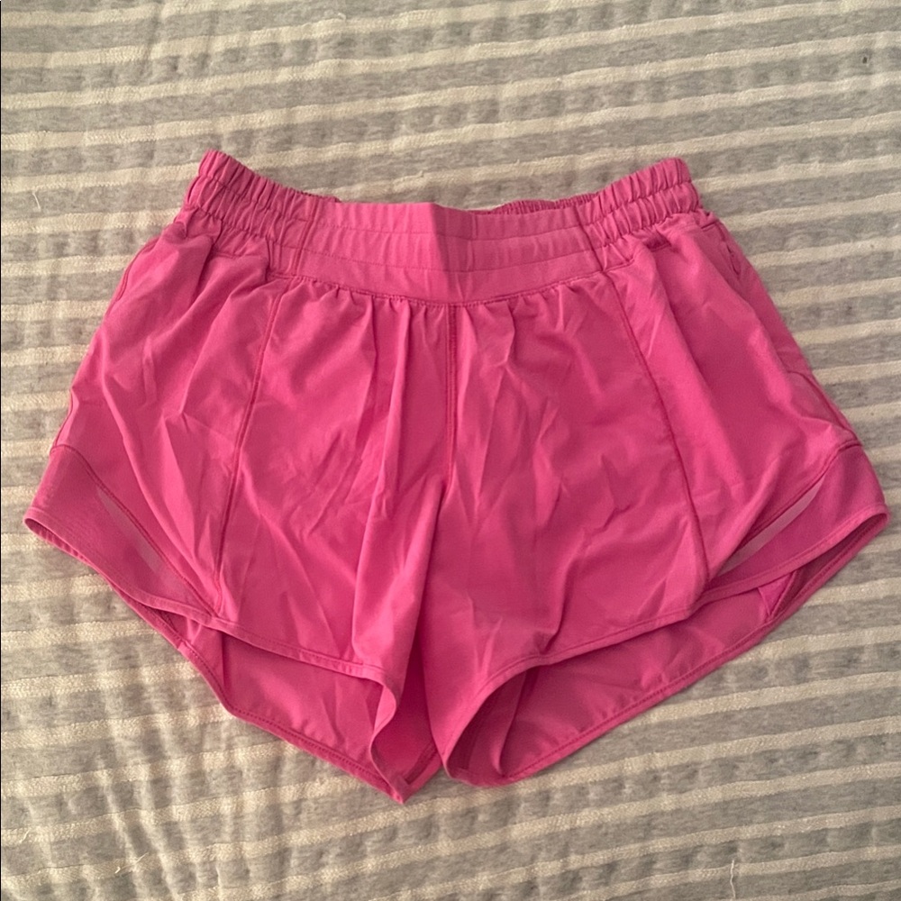 LULULEMON SIZE 6 - 2.5 HOTTIE HOT SHORTS / COLOR - SONIC PINK